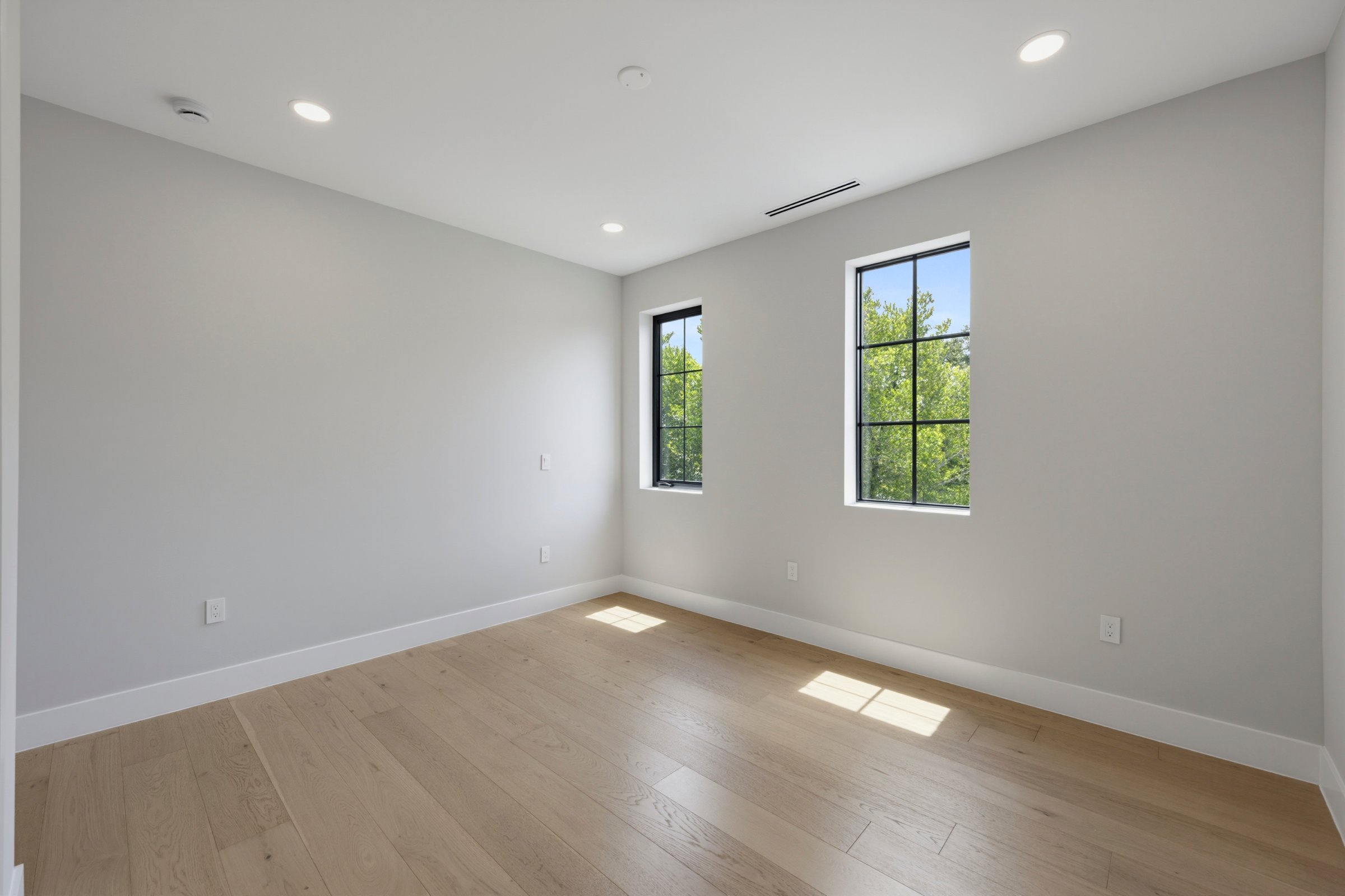 1417 Williams Dr — photograph 3